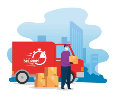 Paketlerle birlikte yüz maskesi minibüsü kullanan teslimatçı.