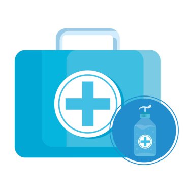 Antibakteriyel sabun şişesiyle ilk yardım çantası.