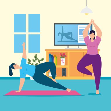 Kadınlar oturma odasında yoga yapıyor.