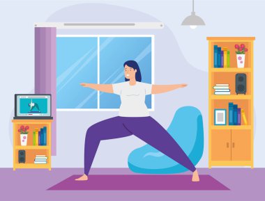 Oturma odasında yoga yapan kadın.