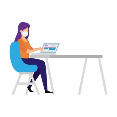 İş yerinde maske takan genç bir kadın.