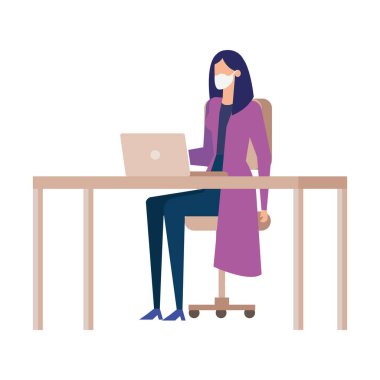 İş kadını iş yerinde yüz maskesi kullanıyor.