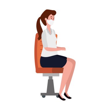 Sandalyede oturan maske takan genç bir kadın.