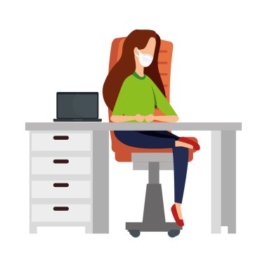 İş yerinde maske takan genç bir kadın.