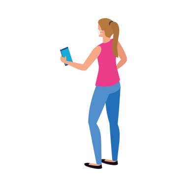 Yüz maskesi takan kadın akıllı telefondan konuşuyor.