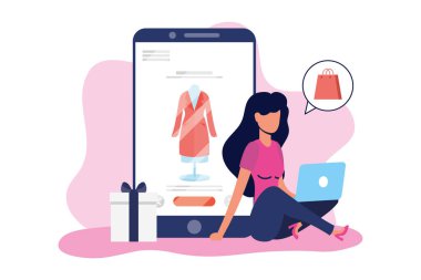 Kadın akıllı telefon ve dizüstü bilgisayarda online alışveriş teknolojisi kullanıyor