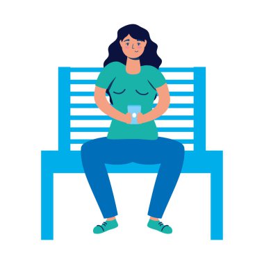 Park sandalyesinde akıllı telefon kullanan genç bir kadın.