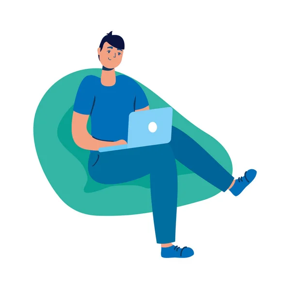 Junger Mann sitzt mit Laptop auf Sofa — Stockvektor