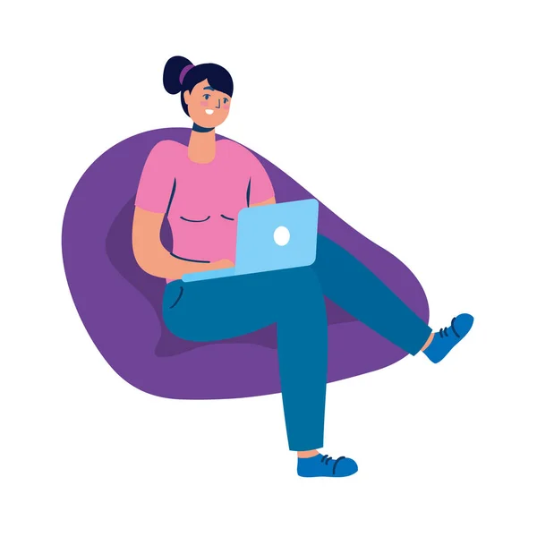 Ung kvinna som använder laptop i soffan — Stock vektor