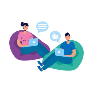 Genç çift kanepeye oturmuş sosyal medya teknolojisiyle dizüstü bilgisayar kullanıyor.