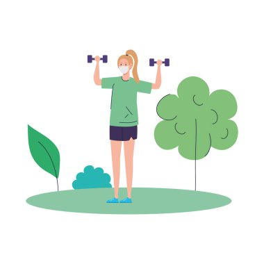 Kadın, covid 19 salgını sırasında doğa üzerinde tıbbi koruyucu maske kullanarak ağırlık kaldırıyor.