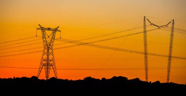 Gün batımında elektrik direkleri