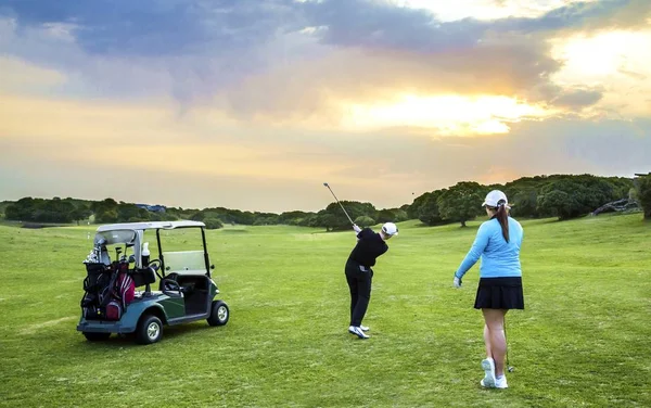 Casal de golfe Fairway — Fotografia de Stock