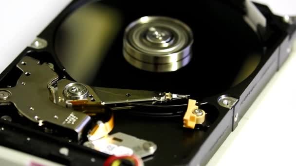 Disco duro abierto con discos giratorios — Vídeo de stock