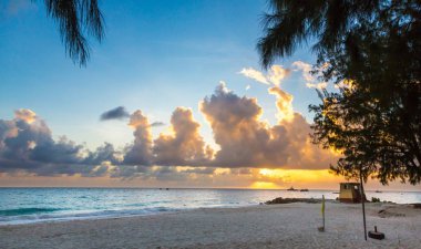 Güzel bir tropik ada plaj günbatımı