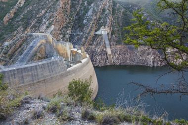 Baraj duvarı ve düşük su seviyesi ile baraj