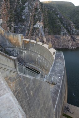 Baraj duvarı ve düşük su seviyesi ile baraj