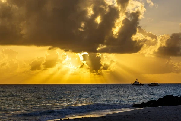 Όμορφο τροπικό νησί παραλία ηλιοβασίλεμα — Φωτογραφία Αρχείου