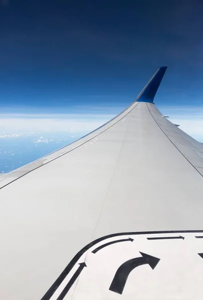 Пасажирське крило реактивного літака — стокове фото
