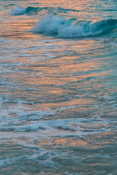 Wellen bei Sonnenuntergang und Meer — Stockfoto