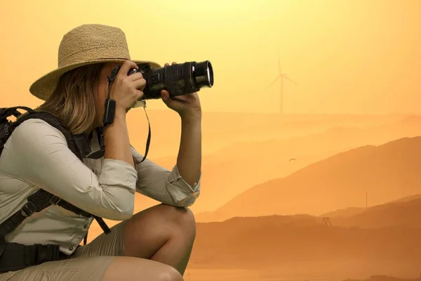 Pretty Lady in Safari Dress taking Photographs at Sunset — Stock Photo, Image