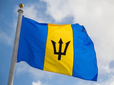 Rüzgara karşı gökyüzü Barbados bayrağı