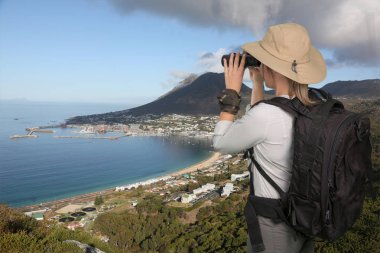 Kıyı manzarayı güneş şapkalı güzel genç bayan