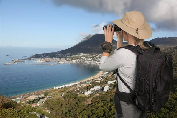 Kıyı manzarayı güneş şapkalı güzel genç bayan