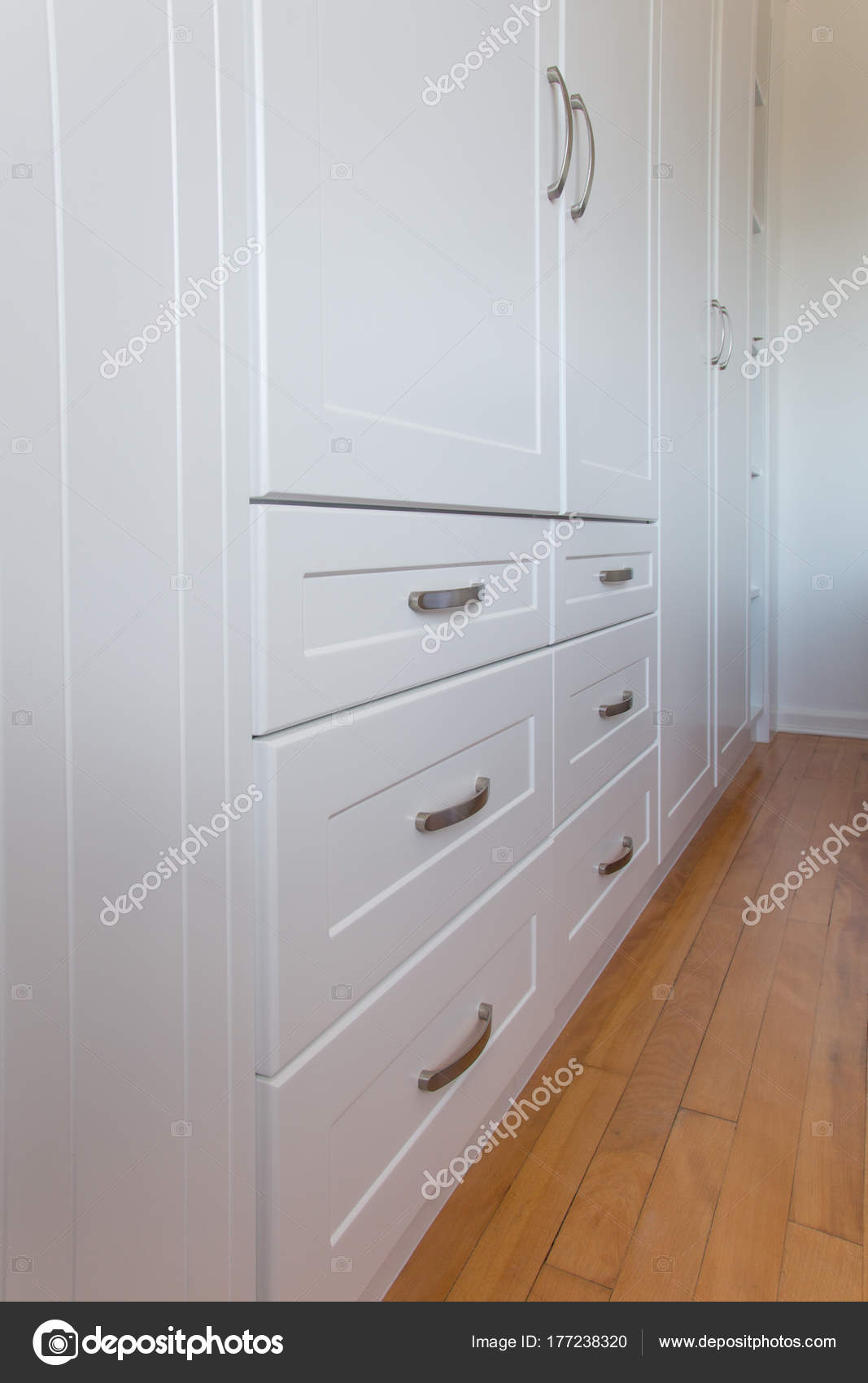 Slaapkamer kast en laden — Stockfoto © fouroaks #177238320 Slaapkamer kast en laden — Stockfoto © fouroaks #177238320