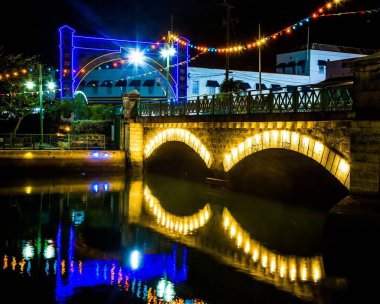 Bridgetown şenlikli ışıkları ve köprü