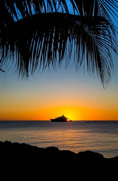 Luksusowy rejs łodzią na Morzu Karaibskim o zachodzie słońca — Zdjęcie stockowe