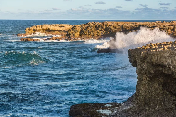 Olas que se estrellan en la costa —  Fotos de Stock