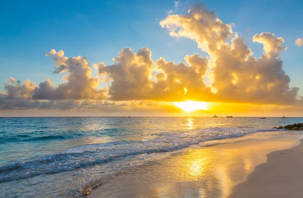 Hermosa playa de la isla tropical puesta del sol — Foto de Stock