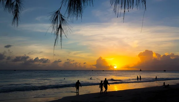 Piękny zachód słońca na tropikalnej plaży — Zdjęcie stockowe