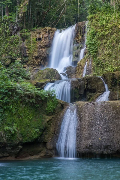 Scenic waterfalls and lush vegetation in Jamaica — Stock Photo, Image