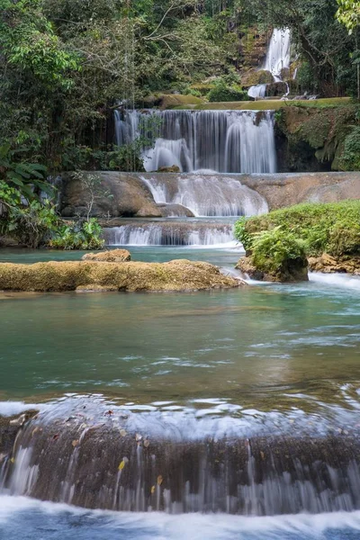 Scenic waterfalls and lush vegetation in Jamaica — Stock Photo, Image