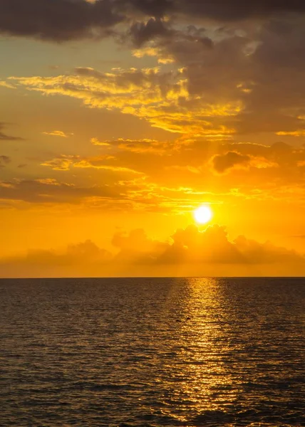 Χρυσό ηλιοβασίλεμα πάνω από τη θάλασσα — Φωτογραφία Αρχείου