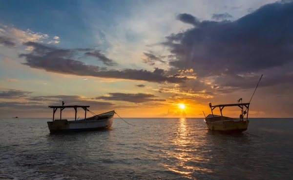 Łodzie rybackie i Złotego słońca nad morzem — Zdjęcie stockowe