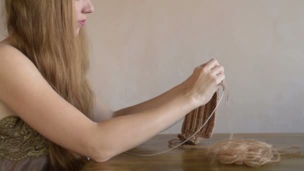 編み物の長い髪を持つ女性 — ストック動画