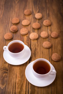 Çay ve bir ahşap masa üzerinde yulaflı kurabiye