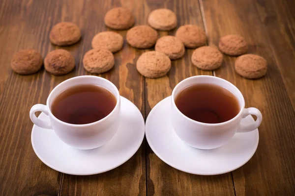 Herbata i ciasteczka owsiane na drewnianym stole — Zdjęcie stockowe