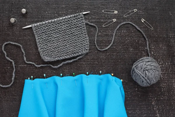 Pletení a vyšívání na černém pozadí — Stock fotografie