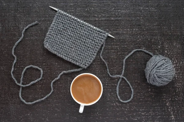 Tricot gris et café sur fond noir — Photo