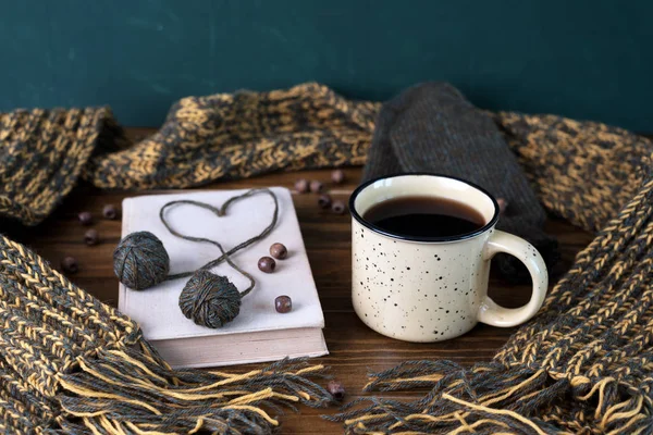 Vinter Stilleben med kaffe, halsduk och bok på ett träbord — Stockfoto