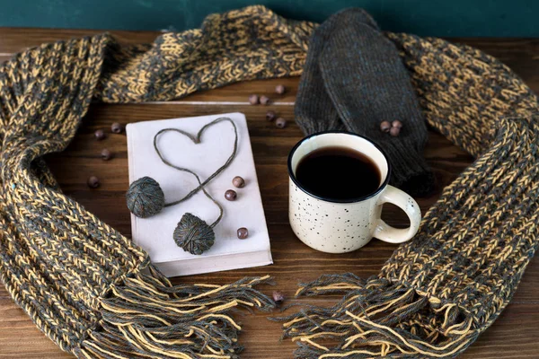 Vinter Stilleben med kaffe, halsduk och bok på ett träbord — Stockfoto