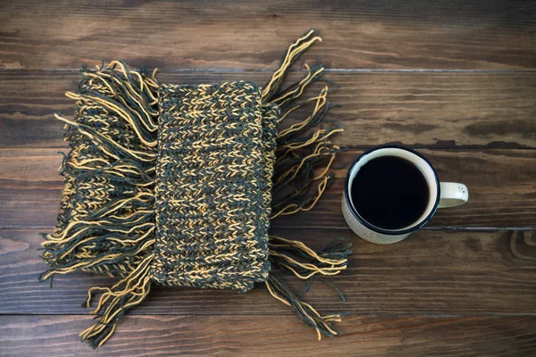 Ylle halsduk och hett kaffe på ett träbord — Stockfoto