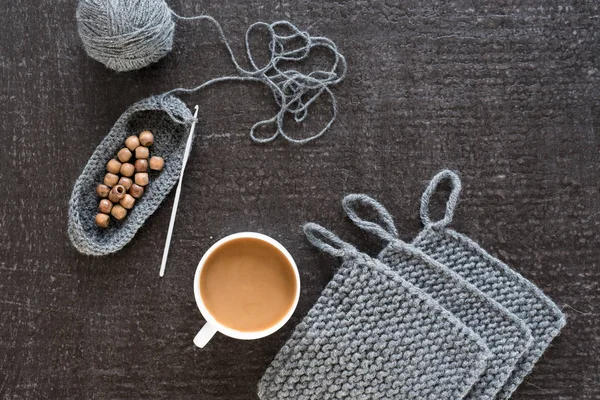 Café, cuentas de madera y ganchillo en negro — Foto de Stock