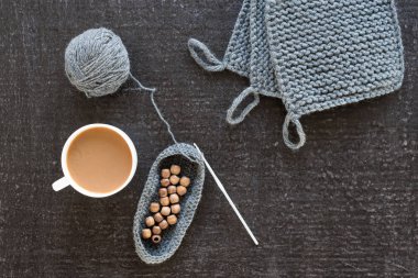 Kahve, ahşap boncuk ve siyah tığ