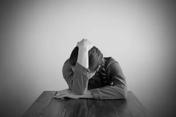 Καταθλιπτική γυναίκα που κάθεται σε ένα τραπέζι — Φωτογραφία Αρχείου