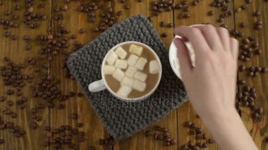 Marsh mallows kahve koyarak